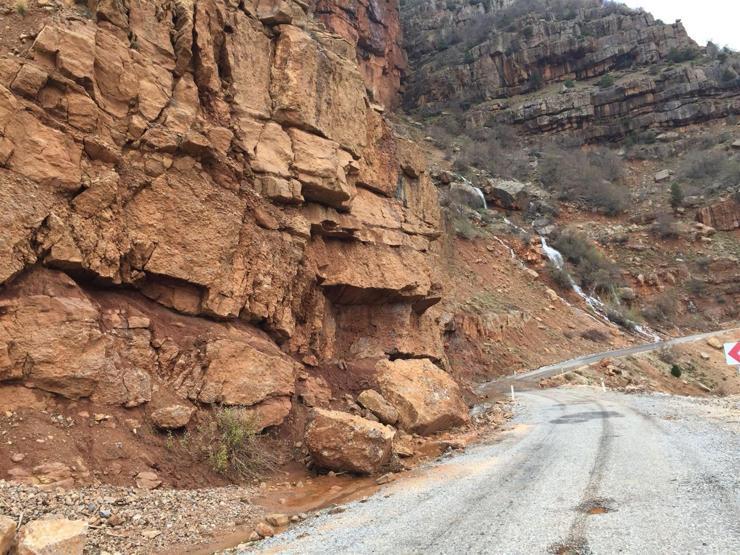 TIR büyüklüğündeki dev kayalar yolu kapattı