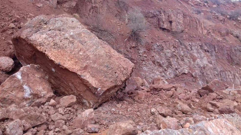 TIR büyüklüğündeki dev kayalar yolu kapattı