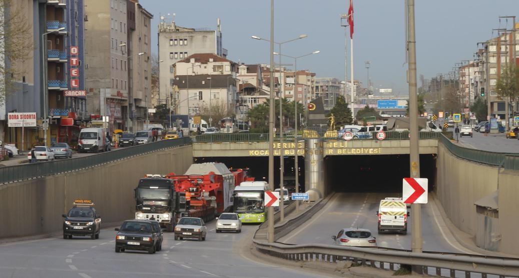 Yarım saatlik yolu 6,5 saatte gitti 280 tekerlekli araç taşıdı