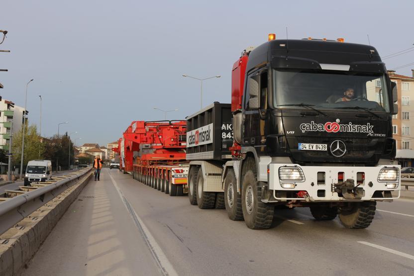 Yarım saatlik yolu 6,5 saatte gitti 280 tekerlekli araç taşıdı