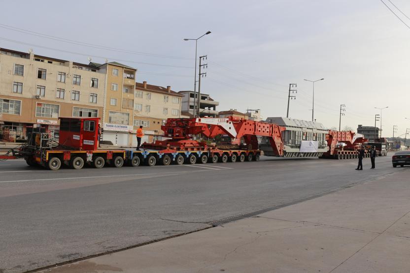 Yarım saatlik yolu 6,5 saatte gitti 280 tekerlekli araç taşıdı