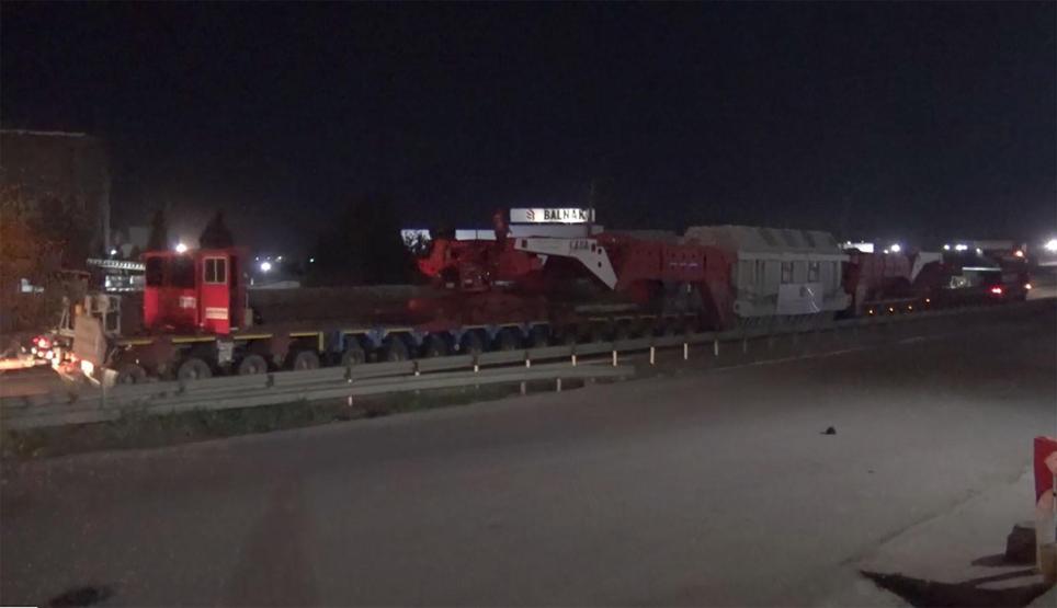 Yarım saatlik yolu 6,5 saatte gitti 280 tekerlekli araç taşıdı
