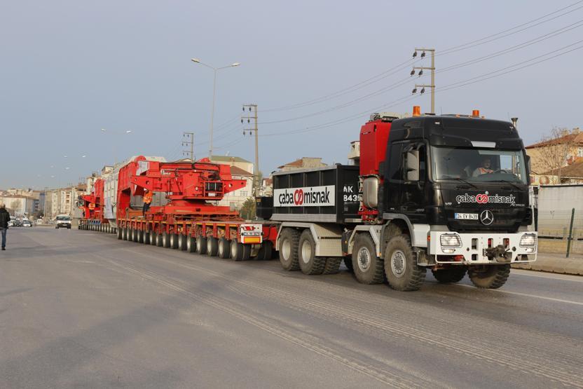 Yarım saatlik yolu 6,5 saatte gitti 280 tekerlekli araç taşıdı