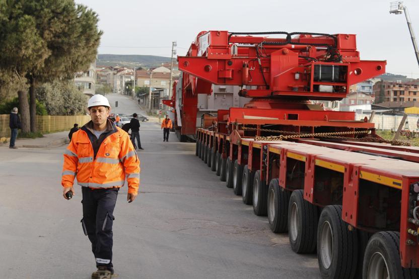 Yarım saatlik yolu 6,5 saatte gitti 280 tekerlekli araç taşıdı