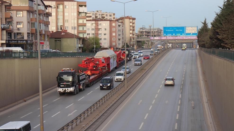 Yarım saatlik yolu 6,5 saatte gitti 280 tekerlekli araç taşıdı