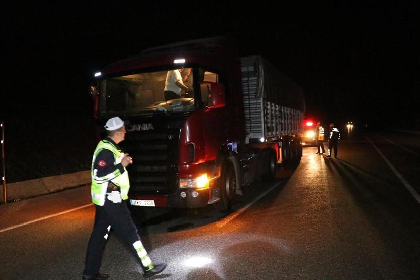 Freni boşalan TIR polisi alarma geçirdi