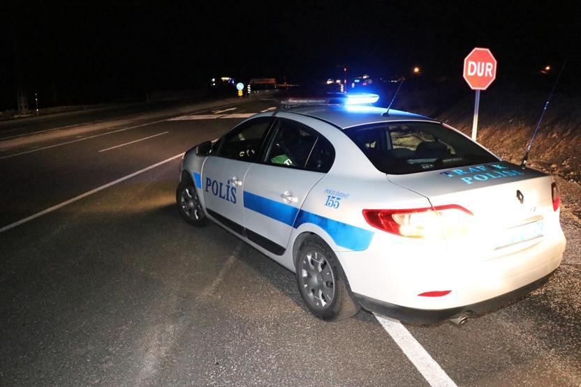 Freni boşalan TIR polisi alarma geçirdi