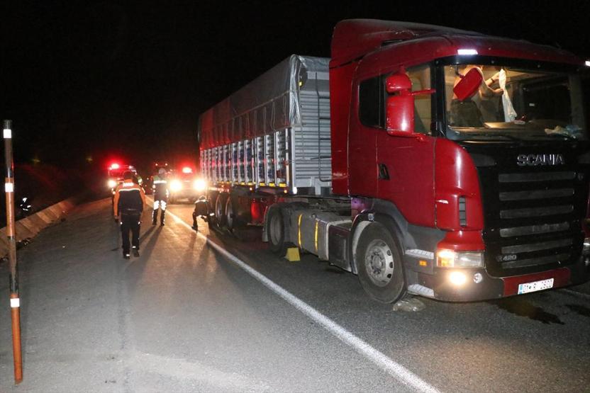 Freni boşalan TIR polisi alarma geçirdi