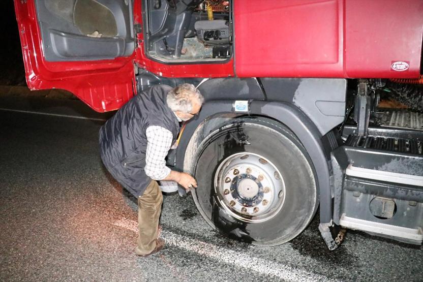 Freni boşalan TIR polisi alarma geçirdi