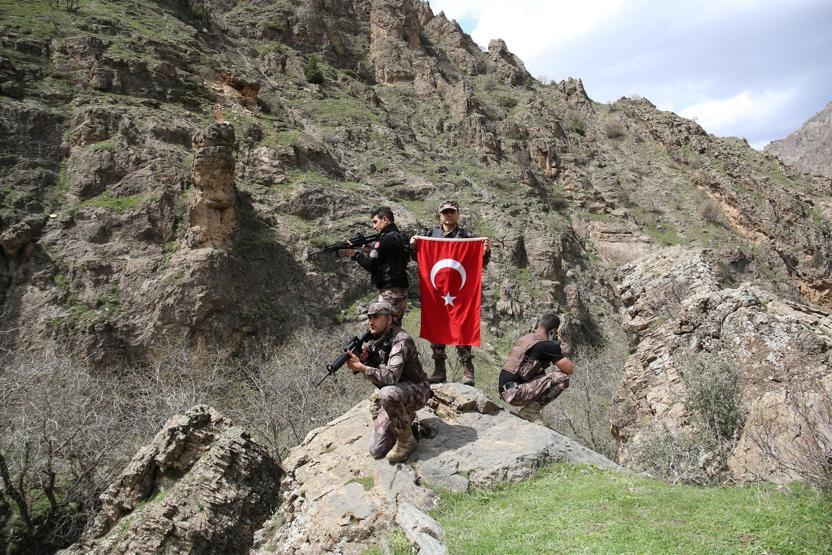 Hakkaride karlı dağlarda jandarma ve polisten ortak terör operasyonu