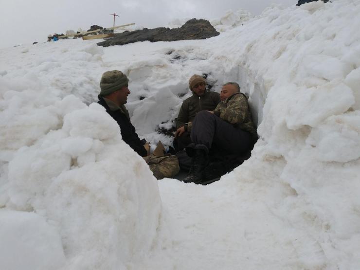 Hakkaride karlı dağlarda jandarma ve polisten ortak terör operasyonu