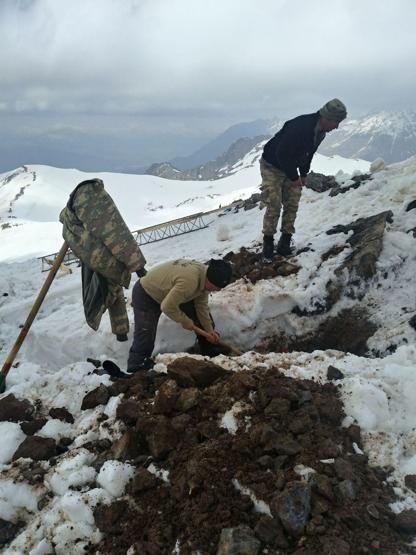 Hakkaride karlı dağlarda jandarma ve polisten ortak terör operasyonu