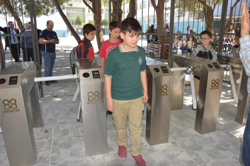 Ortaokula 70 bin liraya akıllı turnike sistemi yapıldı