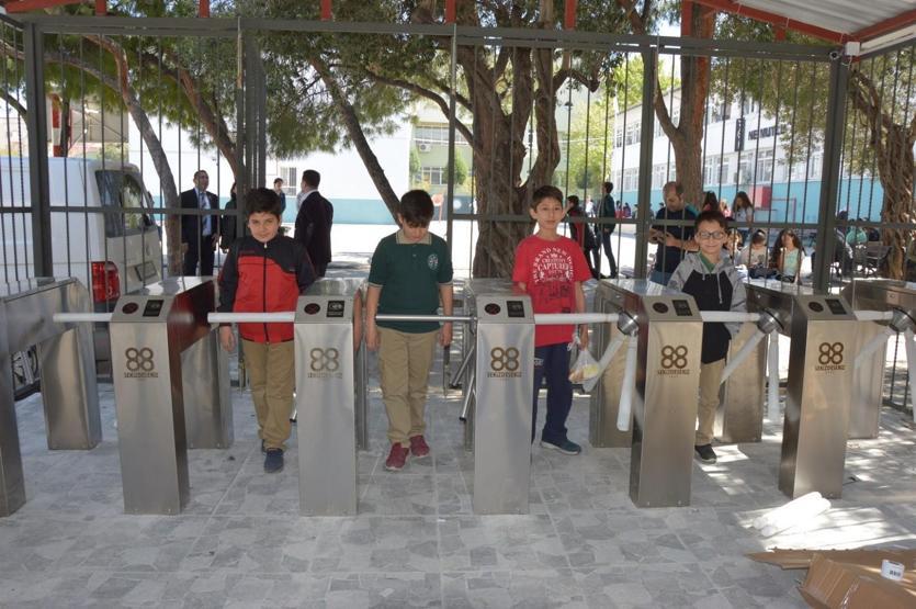 Ortaokula 70 bin liraya akıllı turnike sistemi yapıldı