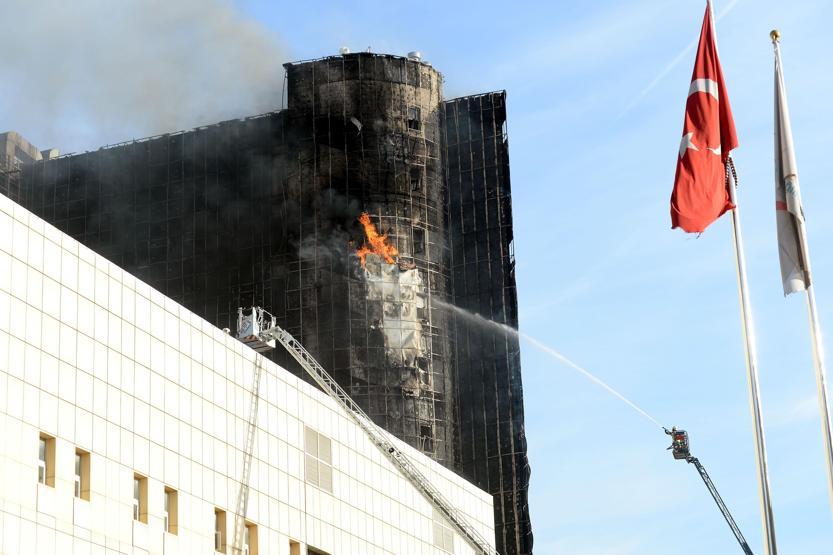 Taksim Eğitim ve Araştırma Hastanesinde çıkan yangından ilk kareler
