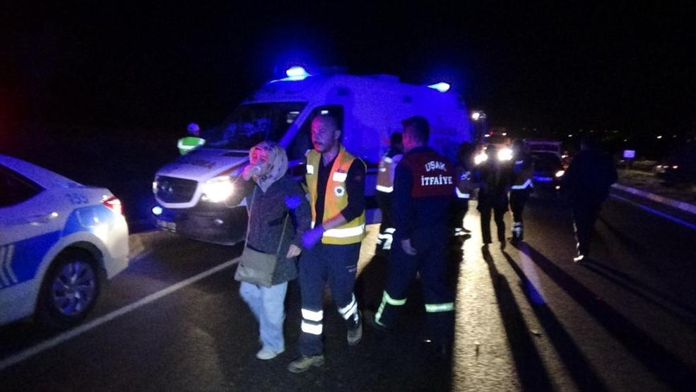 Uşakta iki otomobil ve bir servis aracı birbirine girdi