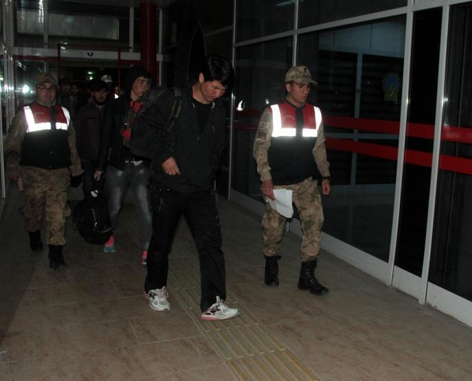 Kafileler halinde gelen Afgan göçmenler sınır dışı ediliyor