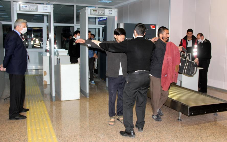 Kafileler halinde gelen Afgan göçmenler sınır dışı ediliyor