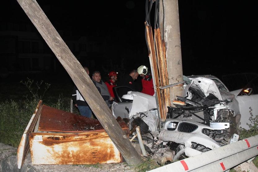 Ayvalıkta korkunç kaza: Beton direğe çarpan araçta 3 genç öldü