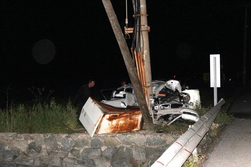 Ayvalıkta korkunç kaza: Beton direğe çarpan araçta 3 genç öldü