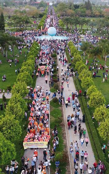 Portakal Çiçeği Karnavalı Adanayı renklendirdi
