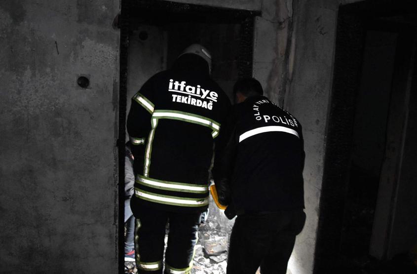 Evinin elektrikleri kesikti, mum ateşinden çıkan yangında öldü
