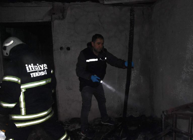 Evinin elektrikleri kesikti, mum ateşinden çıkan yangında öldü