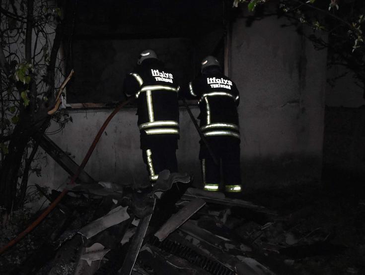 Evinin elektrikleri kesikti, mum ateşinden çıkan yangında öldü