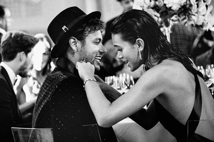 Neymar ile Marquezine öpüşürken görüntülendi