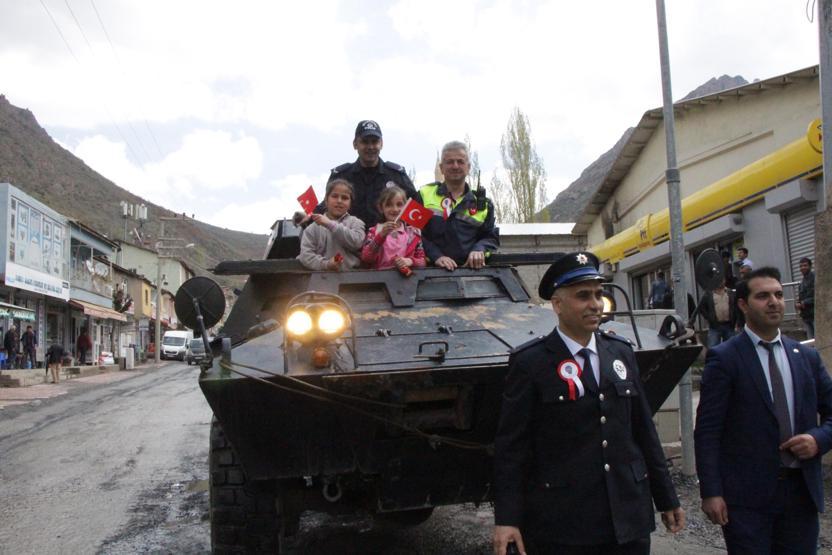 Beytüşşebapta polis çocukları zırhlı araçlarla gezdirdi