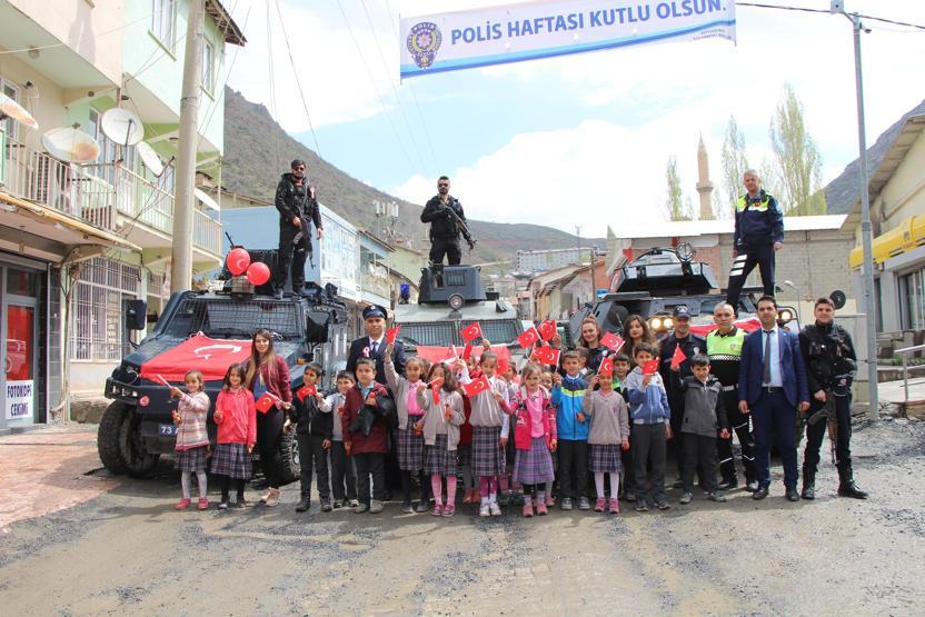 Beytüşşebapta polis çocukları zırhlı araçlarla gezdirdi