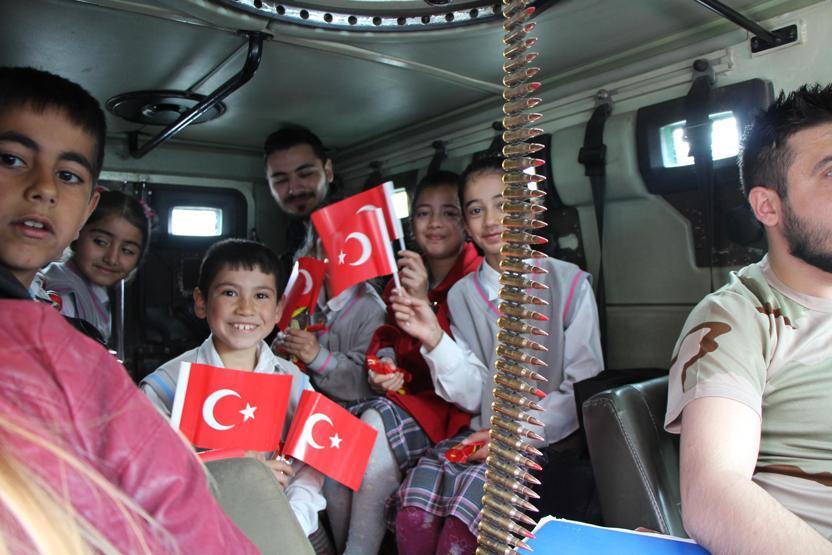 Beytüşşebapta polis çocukları zırhlı araçlarla gezdirdi