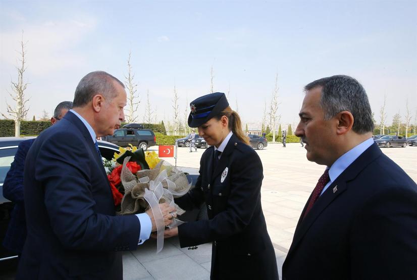 Polislerden Cumhurbaşkanı Erdoğana yıldönümü gösterisi