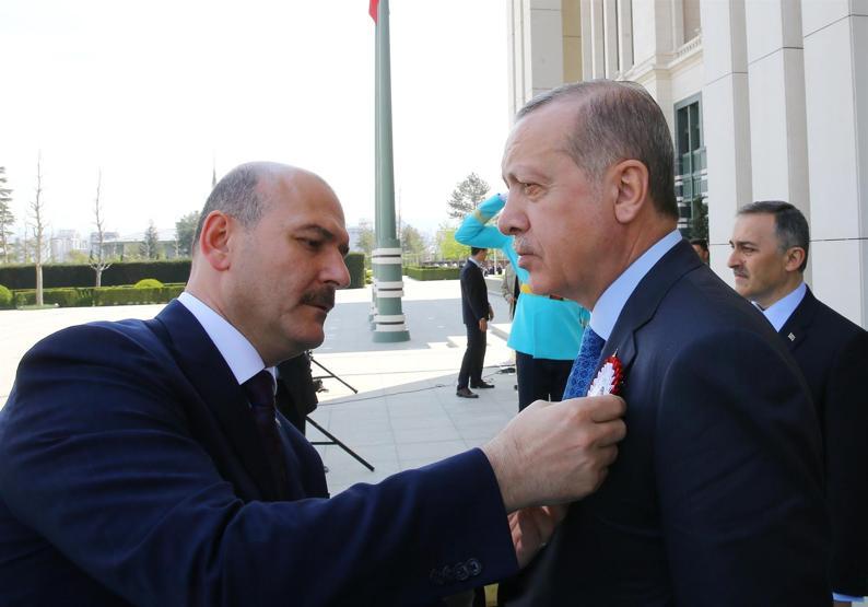 Polislerden Cumhurbaşkanı Erdoğana yıldönümü gösterisi