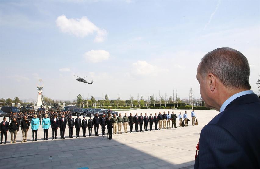 Polislerden Cumhurbaşkanı Erdoğana yıldönümü gösterisi