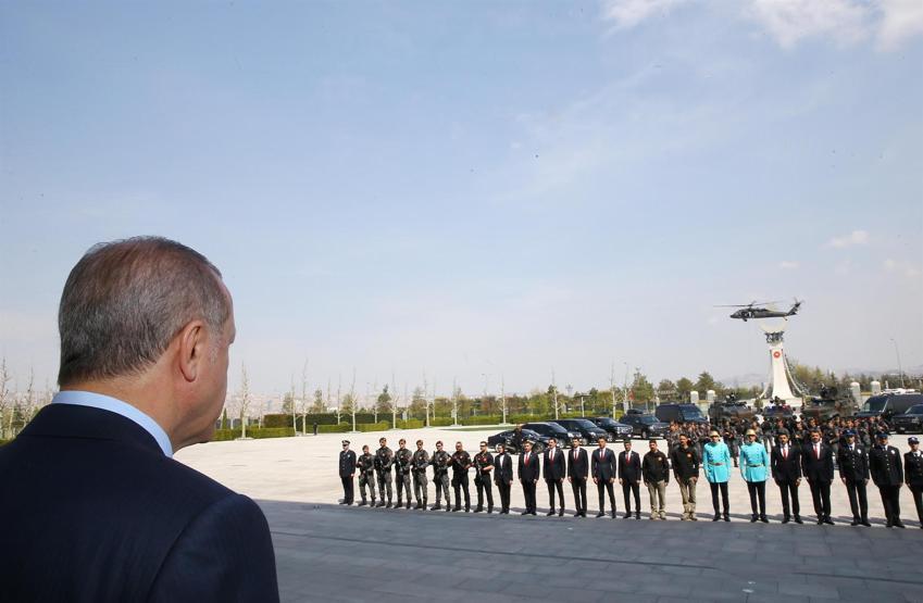 Polislerden Cumhurbaşkanı Erdoğana yıldönümü gösterisi