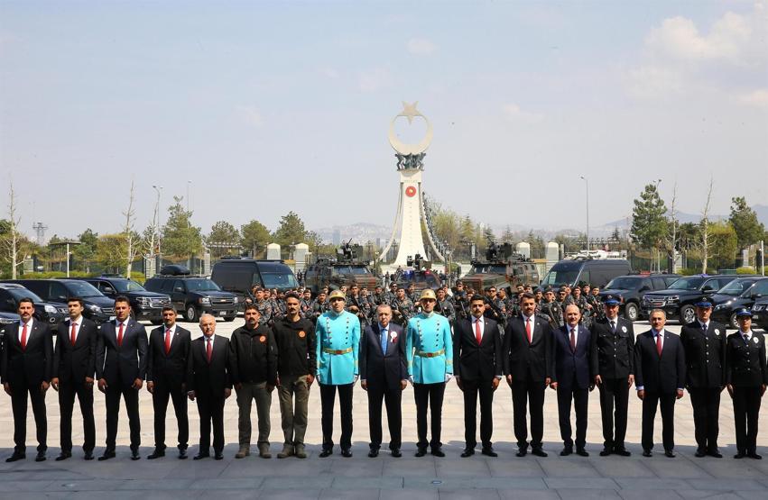 Polislerden Cumhurbaşkanı Erdoğana yıldönümü gösterisi