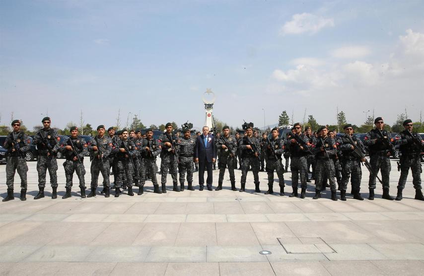 Polislerden Cumhurbaşkanı Erdoğana yıldönümü gösterisi