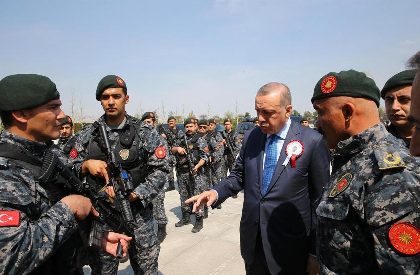 Polislerden Cumhurbaşkanı Erdoğana yıldönümü gösterisi