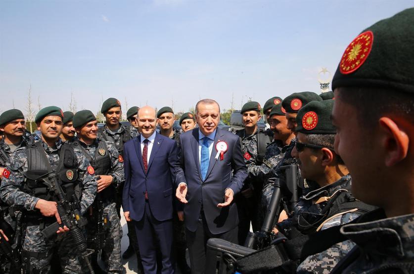 Polislerden Cumhurbaşkanı Erdoğana yıldönümü gösterisi