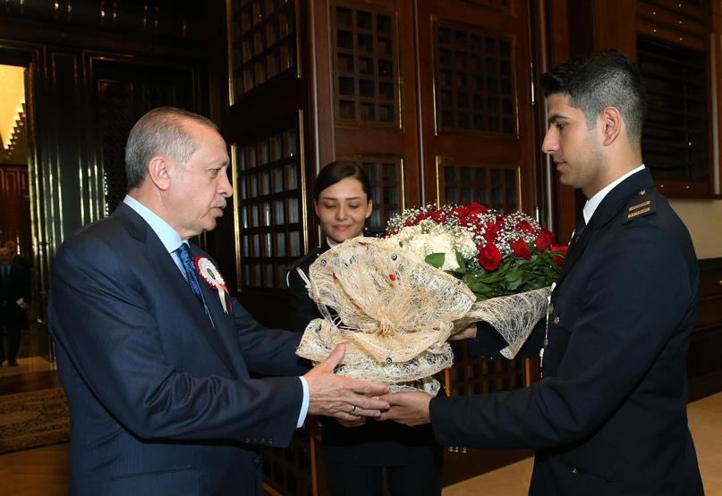 Polislerden Cumhurbaşkanı Erdoğana yıldönümü gösterisi