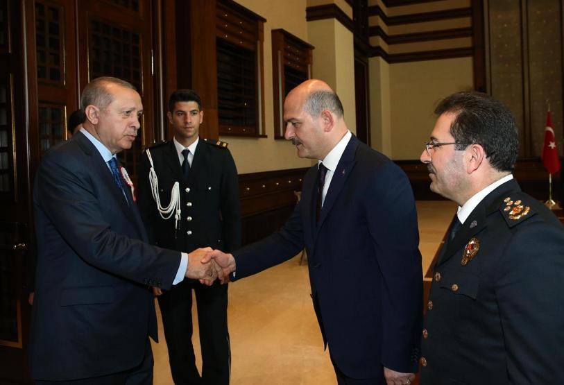 Polislerden Cumhurbaşkanı Erdoğana yıldönümü gösterisi