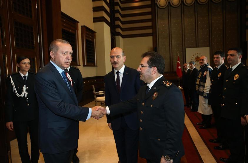 Polislerden Cumhurbaşkanı Erdoğana yıldönümü gösterisi