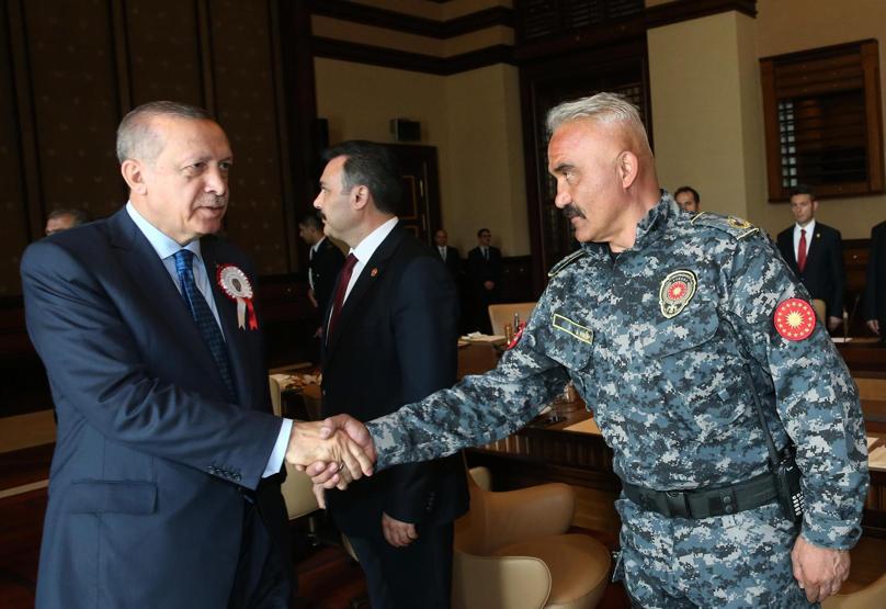 Polislerden Cumhurbaşkanı Erdoğana yıldönümü gösterisi