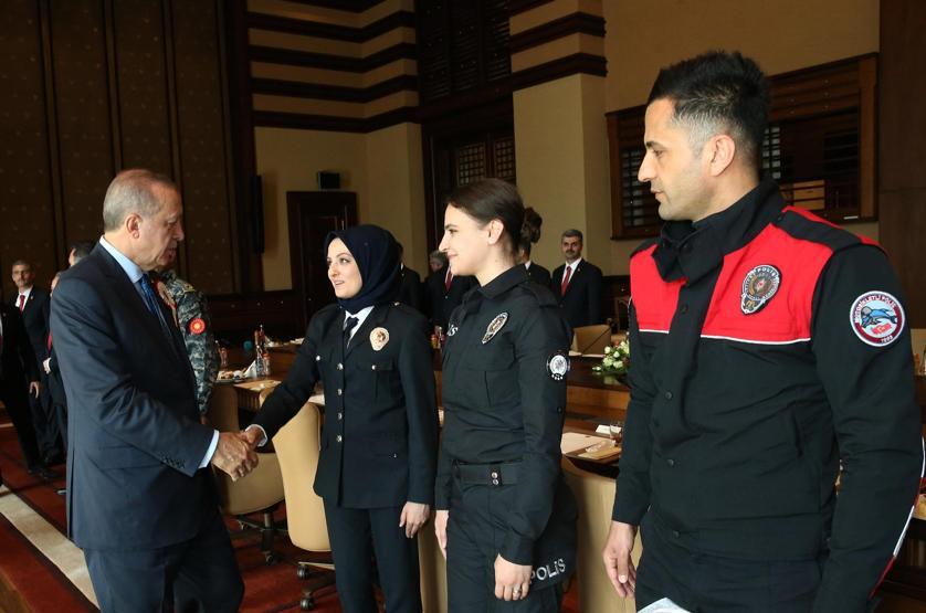 Polislerden Cumhurbaşkanı Erdoğana yıldönümü gösterisi