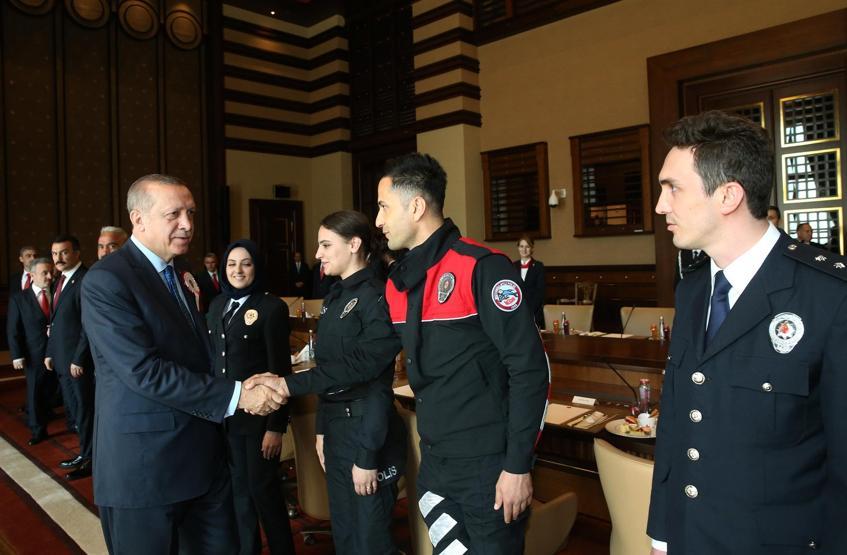 Polislerden Cumhurbaşkanı Erdoğana yıldönümü gösterisi