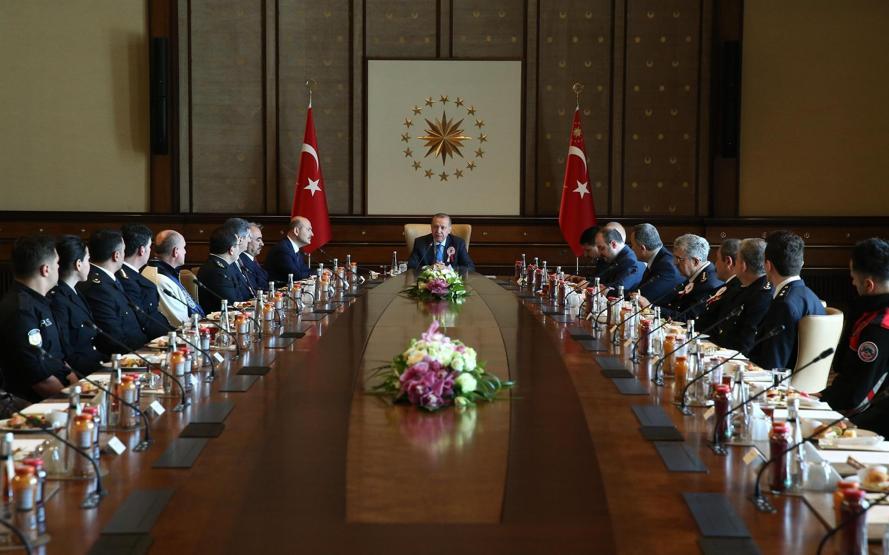 Polislerden Cumhurbaşkanı Erdoğana yıldönümü gösterisi
