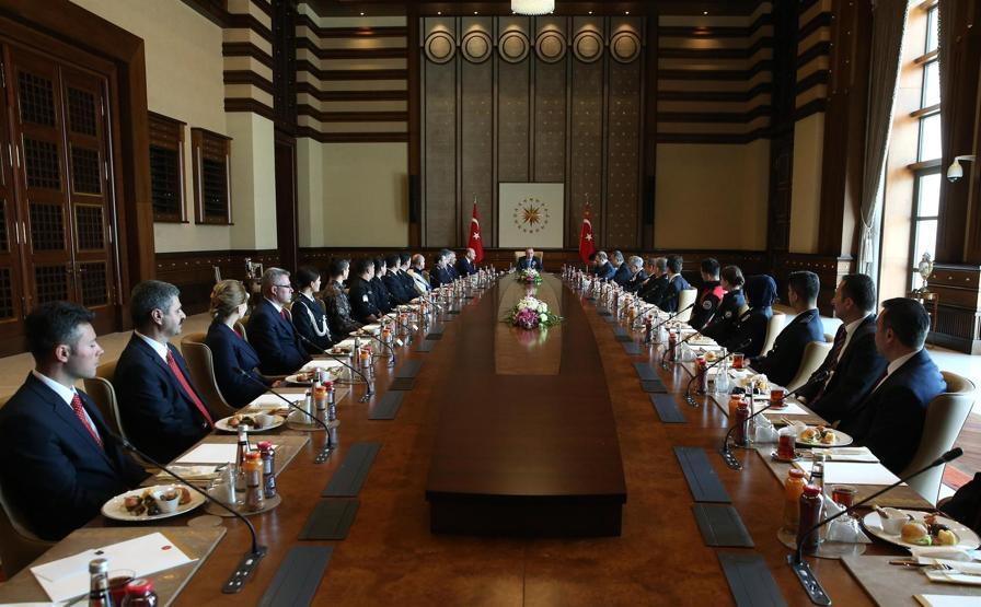 Polislerden Cumhurbaşkanı Erdoğana yıldönümü gösterisi