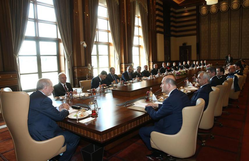 Polislerden Cumhurbaşkanı Erdoğana yıldönümü gösterisi