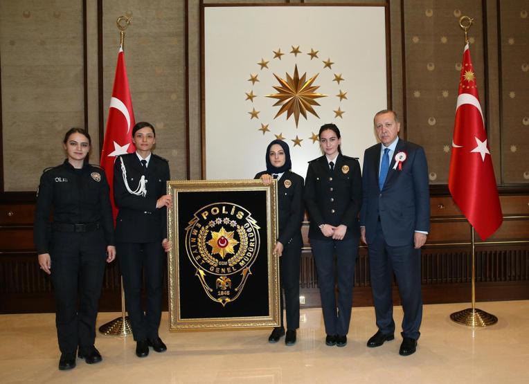 Polislerden Cumhurbaşkanı Erdoğana yıldönümü gösterisi